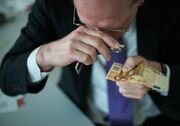 世界から消える現金、中銀も行方つかめず