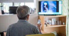 「テレビは気が済むまでOK」102歳現役美容部員に、ボケないための健康法を聞いた