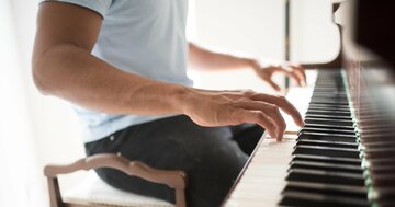 両手でピアノを弾いてみよう! 超簡単な、左手の指1本伴奏術とは!?