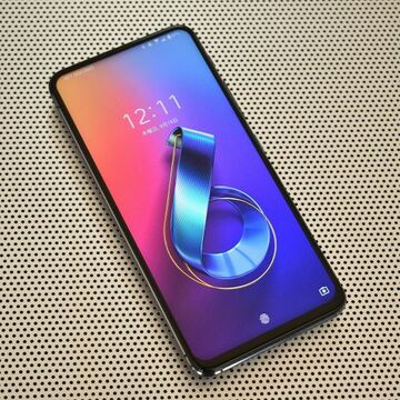 フリップカメラだけじゃない全方位スマホASUS「ZenFone 6」