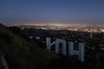 アップル、ハリウッドに映画製作拠点求める　娯楽事業を強化