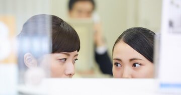 銀行「予約なしの客は来店拒否」驚きの実態!長机でバリケード、両手で入店ブロック…