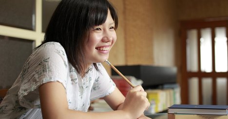 女の子は「リビング学習」より「部屋での勉強」の方が成績が伸びる