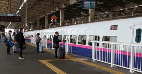 「座りたいよ」新幹線で子どもが親に半泣き→自分はまだ先が長いけど…譲る？譲らない？【気持ちが収まる対処法】