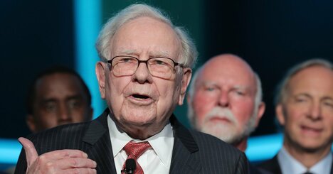 ウォーレン・バフェットはなぜ日本の商社株を「50年売らない」と語ったのか…不老不死を追うシリコンバレー大富豪との決定的な違い