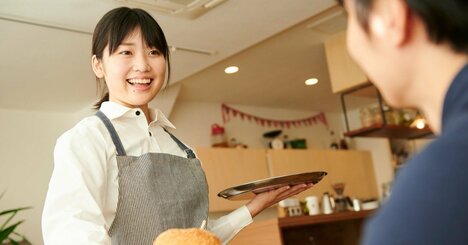 ランチで新人の頼んだメニューが最初に来た→先に食べようとした新人を部下が注意、上司としては気にせず食べてほしい…何と言うべき？