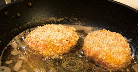 【伝説の家政婦・志麻さん】あると便利な調理器具、なくていい調理器具！ 驚くほど少ない油でカラッと揚がるメン＆コロのひみつ大公開！ 〈再配信〉