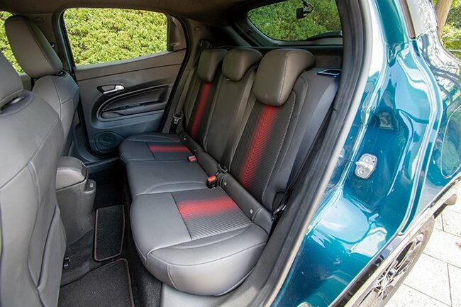 アルファロメオ・ジュニア・イブリダ・プレミアムリアシート