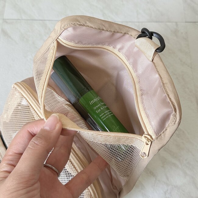 旅行の洗面グッズがまるっと入った！ダイソー姉妹店の「浮かせるポーチ」収納力がスゴいんです！