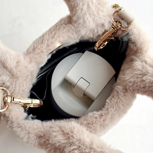 「こんなん見たら買うしかないやろ」スタバの“ボトルみたいなショルダーバッグ”が可愛すぎる…!「2店舗目でGETできました」「街で見かけたら思わず二度見しちゃう」