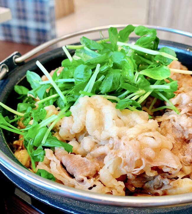 「大盛りご飯4杯いただきました」吉野家の“お肉ドカ盛りメニュー”ご飯おかわり無料なのが嬉しい！「明らかに肉の量が多いわよ」「腹がパッツンパッツンです」《実食レビュー》