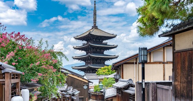 京都の観光地で海外から来日した男子たちに爆売れしている「意外なお土産」とは?