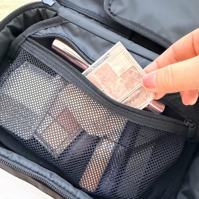 「購入して本当に良かった」無印良品の“ガバッと開くポーチ”化粧水ボトルも入って大容量…！「高級感があります」「大きさも形も理想的」