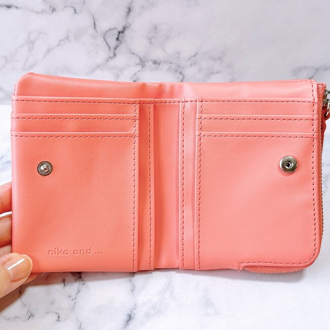 「小銭を探しやすい」ニコアンドの“コンパクトな財布”カードや診察券が21枚も入って優秀！「薄くて軽いのが良い」「小さめのバッグでもかさばらない」