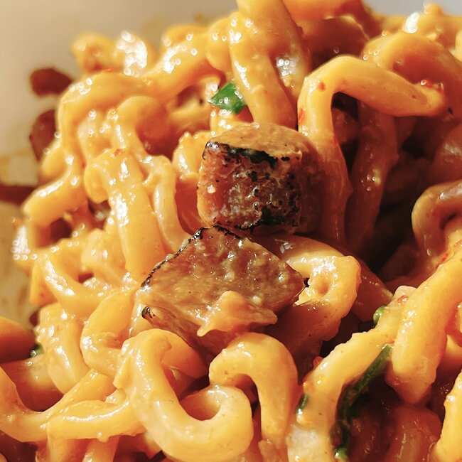 「お店に負けない美味しさでびっくり」ファミマの“ジャンキーまぜそば”ニンニクが強烈でウマすぎる！「2個買えばよかった」「口の中が完全にニンニク」