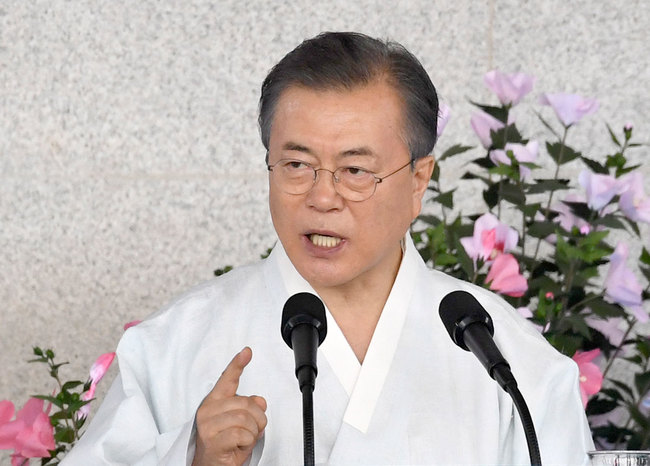 「文政権は韓国の将来に対する不安を増幅しているように見えてしまう」と真壁教授は指摘しています。