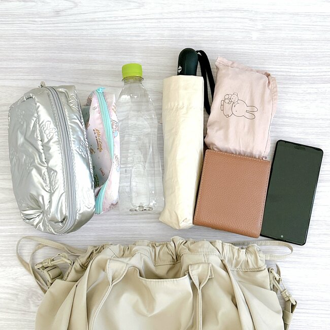 「かわいい！買わずにいられなかった」ユニクロCの“めちゃ軽バッグ”ガバッと開いて楽ちんすぎる…！「使い心地最高です」「見た目以上に入る」