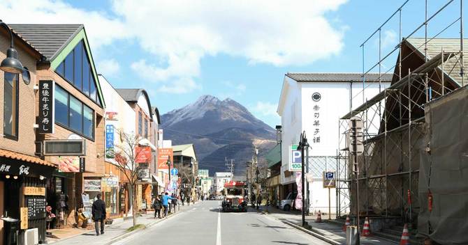 由布院の町並みと由布岳