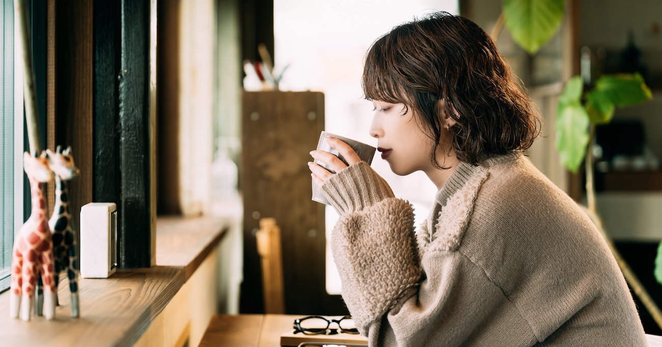 カフェで飲み物を飲む女性の横顔