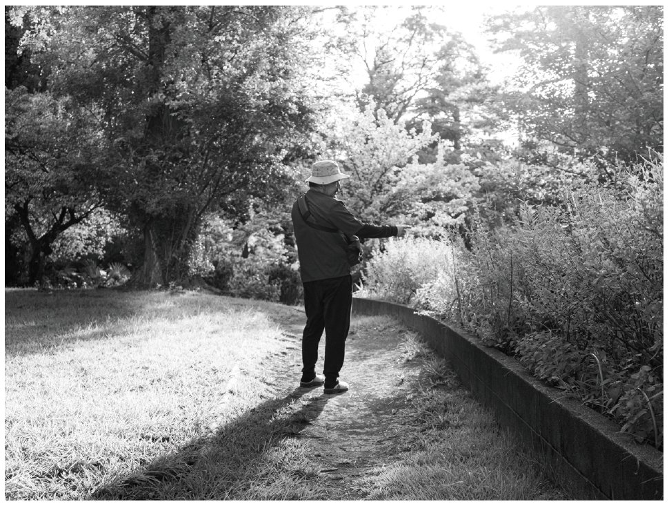 「公園で息子が撮ってくれた。いい写真なので雑誌のインタビュー写真に使った。」