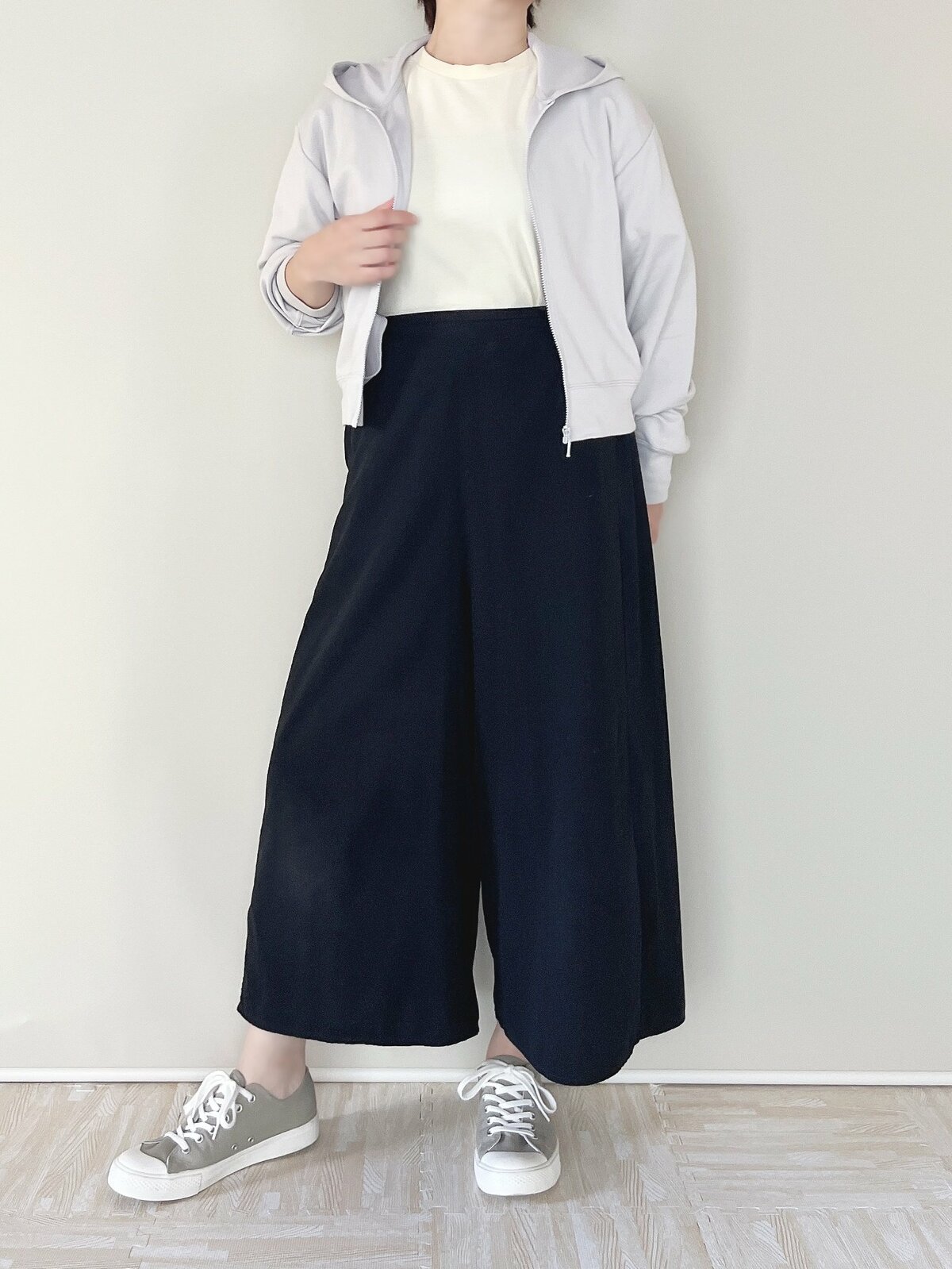 《GU値下げ品》サッと羽織るだけでかわいい“脚長見せトップス”1990円→1490円は嬉しすぎる!「色違いも買います!」「サラッと着れて何にでも合う」