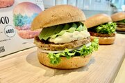 フレッシュネスの“植物肉”バーガー、予想以上の反響で継続販売──アボカド使った新作も