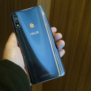 ASUS、大容量バッテリー「ZenFone Max」の2モデル発表