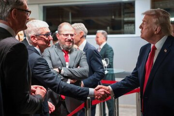 アップルCEO、トランプ政権に接近で政治的受難