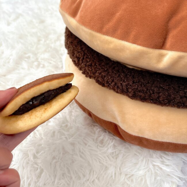 ニトリさん、またやってくれたな!モッチモチの「どらやきクッション」が衝撃的すぎる…!