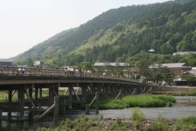 嵐山のシンボル「渡月橋」（右京区）。山々に薄紅色が差す春の風景を想像してみたい