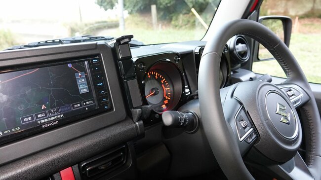 槌屋ヤックのスマホホルダー。メーターとモニターの間にあるわずかな隙間に収まる