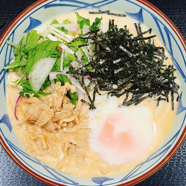 「飲み干したくなる」「毎日食べたい」丸亀製麺の“やみつき限定メニュー”具だくさんで麺が見えないよ!「ガチでうますぎた」「大当たり」《実食レビュー》
