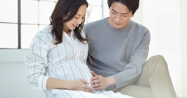 妊娠している妻とその夫