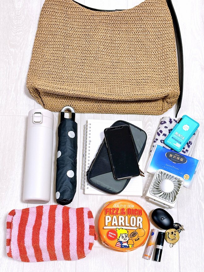 「高見え商品です」「荷物がたくさん入る」GUの“2990円バッグが”オシャレな上に大容量！「50代でもラフすぎずに持てそう」《購入レビュー》