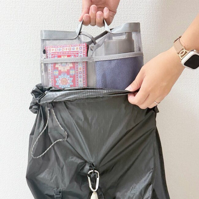 「早く買えば良かった」「2色とも購入」3COINSの“仕分けポーチ”でバッグのごちゃごちゃを解消できた！「軽くて良い！」「ポケットがないバッグで大活躍」《購入レビュー》