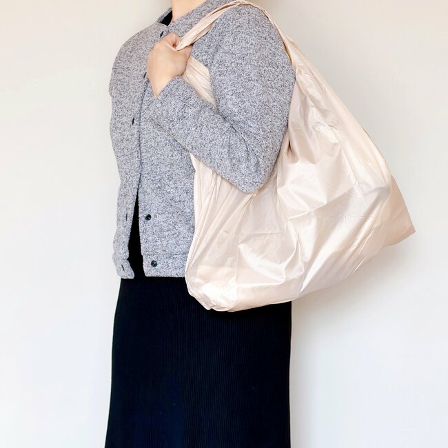 ポシェットいらないじゃん…！ダイソーの「サコッシュみたいに持ち歩けるエコバッグ」身軽に買い物できて嬉しすぎる！