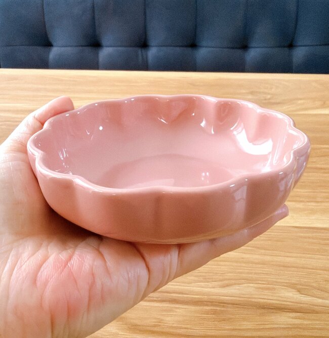 かわいすぎて全色まとめ買いした！セリアの「フランフランみたいな食器」がレトロかわいい…！お花の形が素敵なんです