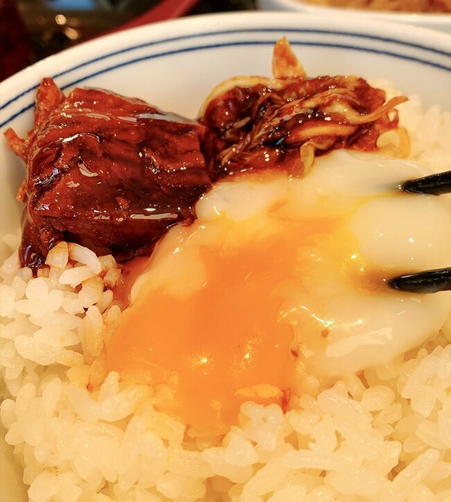 「デカすぎんだろ…」吉野家の“豪快すぎる定食”ご飯おかわり無料なのが嬉しい！「ご飯3杯いけたわ」「ありえんぐらいウマい」《実食レビュー》