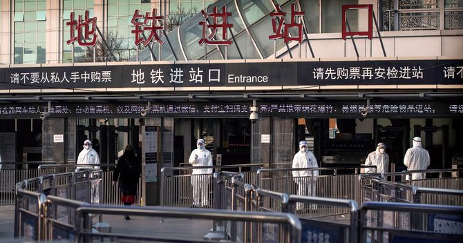 新型肺炎の感染拡大を
受け、北京では公共交
通機関での体温などの
検査が行われている