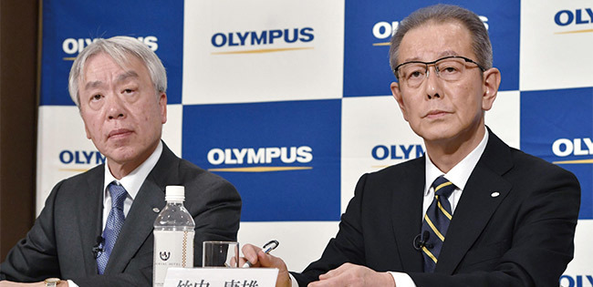 オリンパスの笹宏行社長(左)と竹内康雄副社長(右)