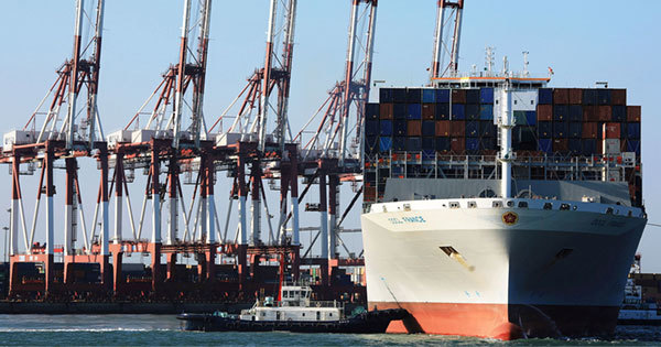 中国の山東省青島市の港のコンテナ船とクレーン 中国の山東省青島市の港のコンテナ船とクレーン