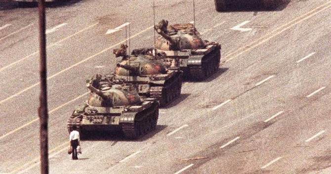 1989年6月5日、北京で戦車の前に立ちはだかる男性