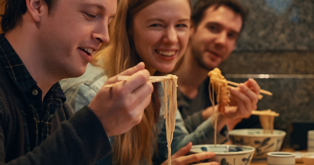 そばを食べる外国人客
