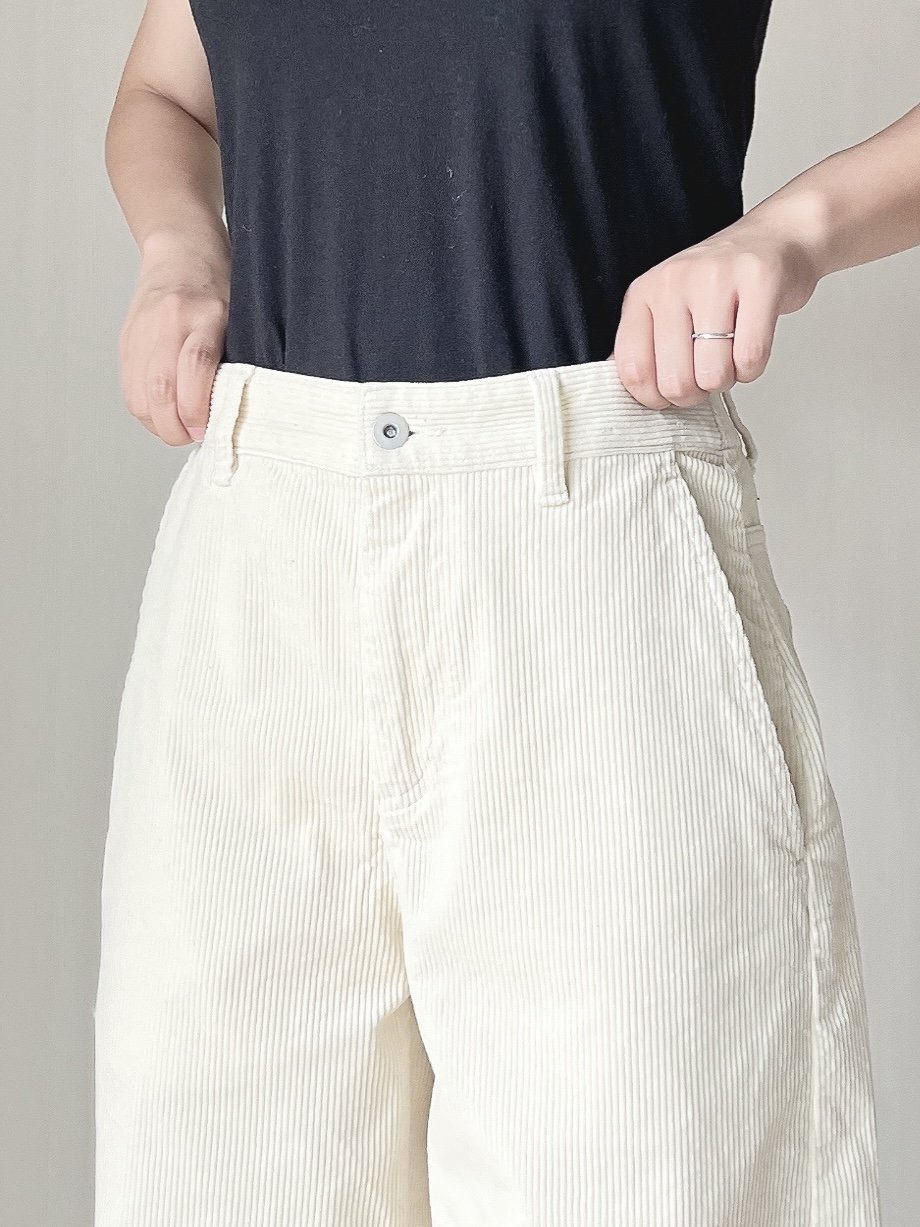 「とにかくシルエットが良い」ユニクロの“脚が長く見えるパンツ”秋冬コーデに大活躍です「色違いで2つ買った」「形が良すぎて即買い」