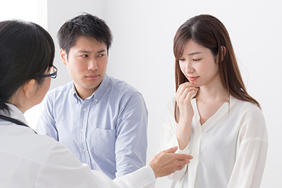 問診を受ける女性