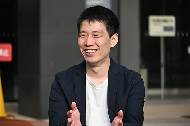 宮城大学 事務局 企画・入試課 企画・広報グループ 主事 山﨑拓哉さん。2024年度に人事交流で宮城大学から東北大学に出向していたとき、プログラミング未経験ながら「大学DXアライアンス」参加受付サイトを制作。　Photo by M.S.