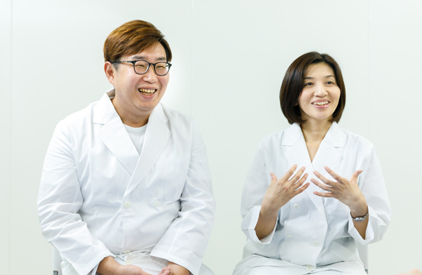 （左）橋本公男　マンダム技術開発センター　フェイスケア製品開発室　主任（右）山口あゆみ　マンダム基盤研究所　生理解析研究室　主事