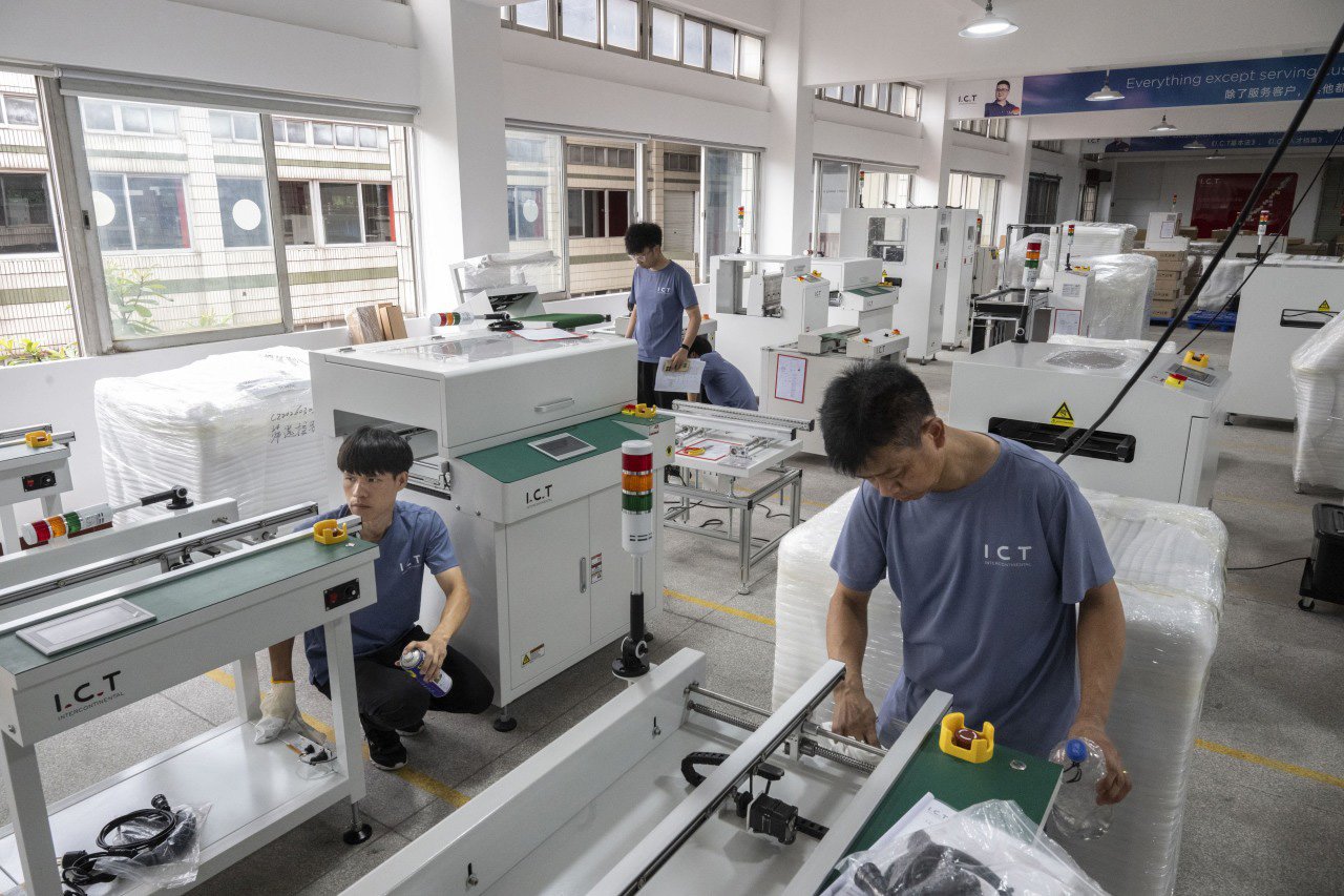 回路基板の自動組み立て装置を製造する東莞ICTテクノロジーの従業員