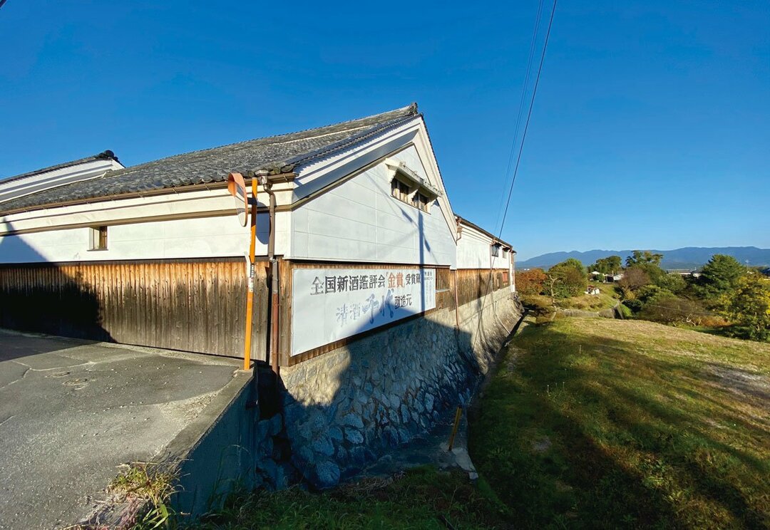 蔵は葛城山麓の高台に立つ