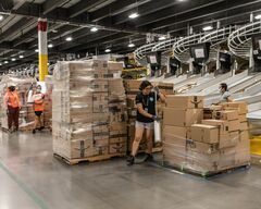米アマゾン、大学学費を全額負担　従業員確保へ